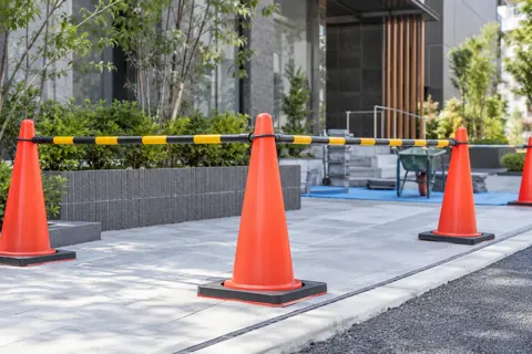 現場に置かれたコーンとバー（警備・セキュリティの写真 No.32）