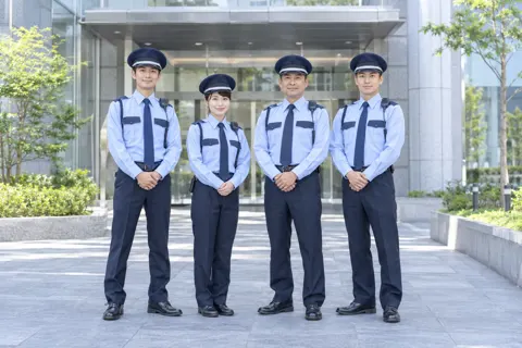 並んで立つ警備員の集合写真（警備・セキュリティの写真 No.34）