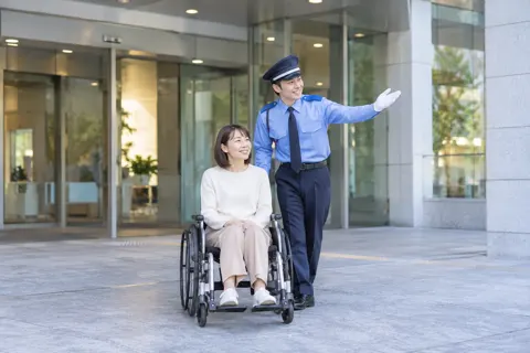 車いすのお客様を案内する警備員（警備・セキュリティの写真 No.45）