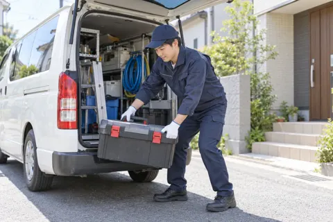 作業車から工具箱を下ろすスタッフ（水漏れ・水道修理（緊急）の写真 No.33）