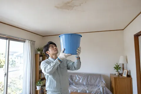 天井からの水漏れをバケツで受けている部屋（水漏れ・水道修理（緊急）の写真 No.36）
