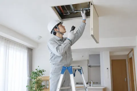 天井の点検口を開けて調べるスタッフ（水漏れ・水道修理（緊急）の写真 No.37）