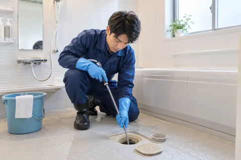 浴室の排水口のつまりを直すスタッフ（水漏れ・水道修理（緊急）の写真 No.43）