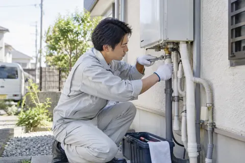 給湯器の配管の水漏れを直すスタッフ（水漏れ・水道修理（緊急）の写真 No.48）