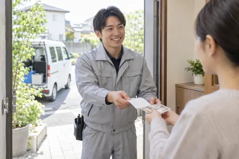 代金を受け取って領収書をわたすスタッフ（水漏れ・水道修理（緊急）の写真 No.56）