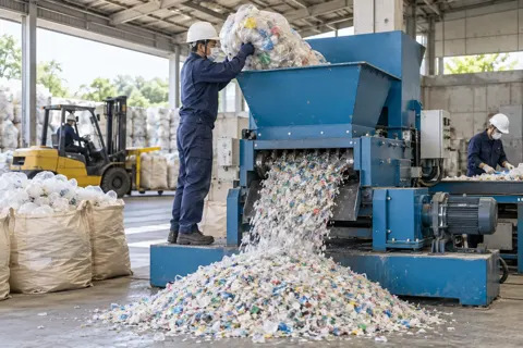 廃プラスチックを機械で細かくくだく処理場（産業廃棄物・収集運搬の写真 No.57）