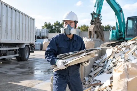 防じんマスクをつけた作業員（産業廃棄物・収集運搬の写真 No.66）