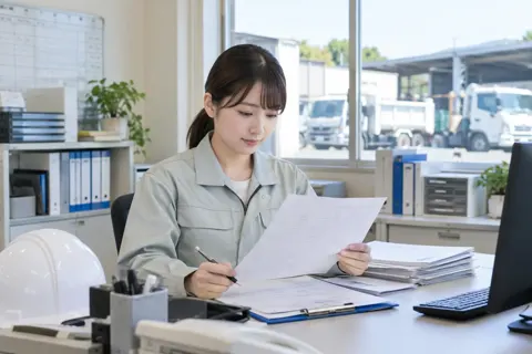 管理の伝票を確かめる事務の社員（産業廃棄物・収集運搬の写真 No.67）