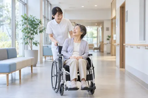 車いすの患者さんを案内するスタッフ（外科・整形外科・リハビリの写真 No.19）