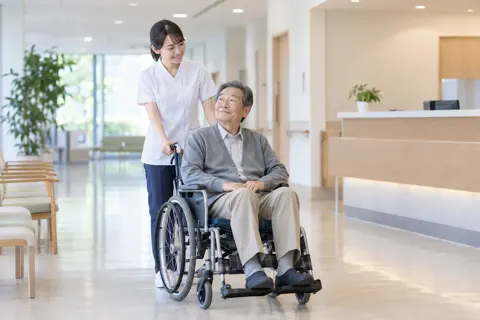 車いすの患者さんを案内するスタッフ（泌尿器科の写真 No.21）