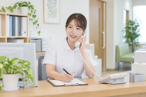 電話で相談を受けるスタッフ（心療内科・精神科の写真 No.18）