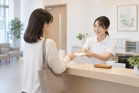 会計で次の予約の紙を受け取る患者さん（心療内科・精神科の写真 No.21）