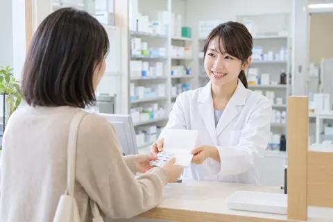 薬局で薬を受け取る患者さん（心療内科・精神科の写真 No.22）