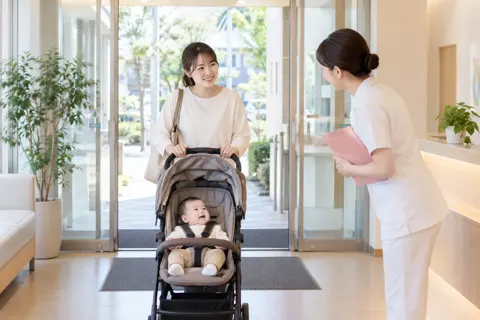 ベビーカーを押して入口を入る親子（小児科・産婦人科・レディースの写真 No.22）