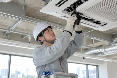 絶縁の手ぶくろとヘルメットを身につけた作業員（電気工事・空調・電気設備の写真 No.44）