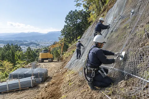 がけくずれを防ぐ工事の斜面（土木・解体・基礎・造成の写真 No.62）