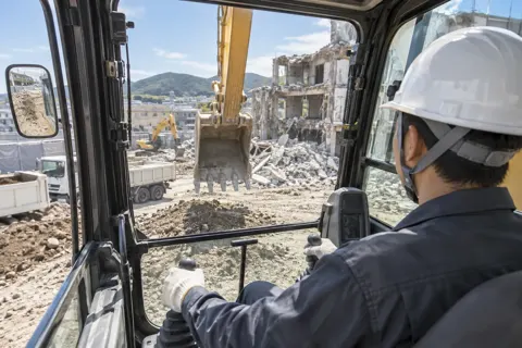 重機の運転席から見た現場（土木・解体・基礎・造成の写真 No.66）