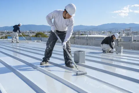 工場の屋根をぬる塗装職人たち（外壁・屋根・塗装・防水の写真 No.50）