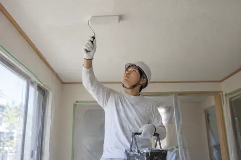 室内の天井をぬる塗装職人（外壁・屋根・塗装・防水の写真 No.57）