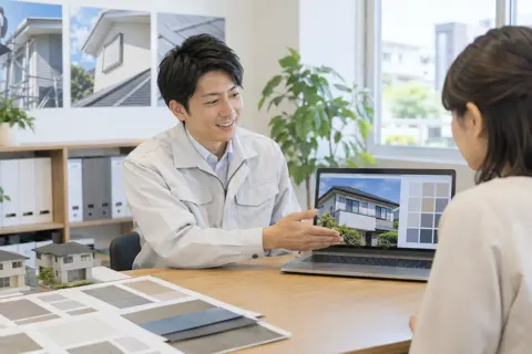 パソコンで仕上がりの色を見せる社員（外壁・屋根・塗装・防水の写真 No.61）