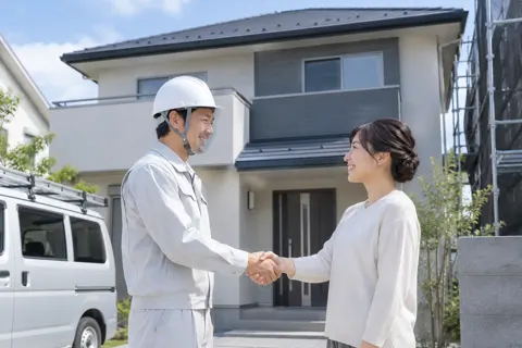 工事が終わってお客様とあいさつをする職人（外壁・屋根・塗装・防水の写真 No.70）