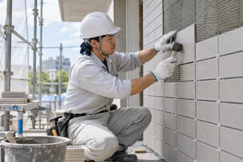 タイルを壁にはる職人（建築・建設その他の写真 No.41）