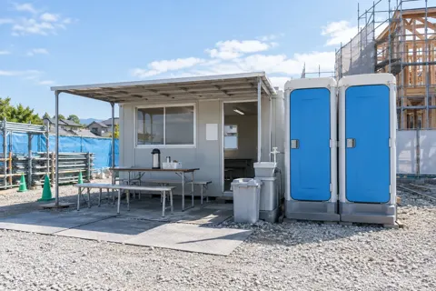 現場の仮設トイレと休けい所（建築・建設その他の写真 No.45）