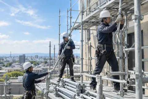 足場を解体する職人たち（建築・建設その他の写真 No.47）