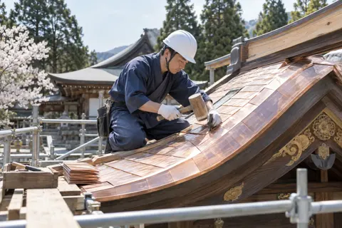 神社やお寺の屋根を直す宮大工（建築・建設その他の写真 No.54）
