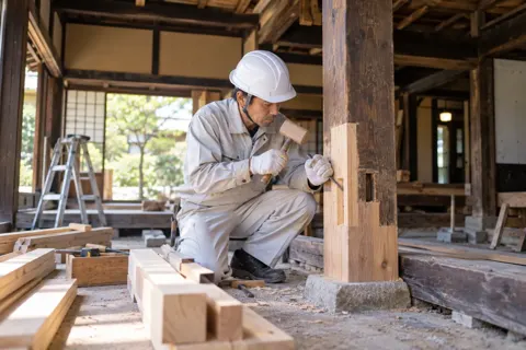 古い民家の柱を直す大工（建築・建設その他の写真 No.55）