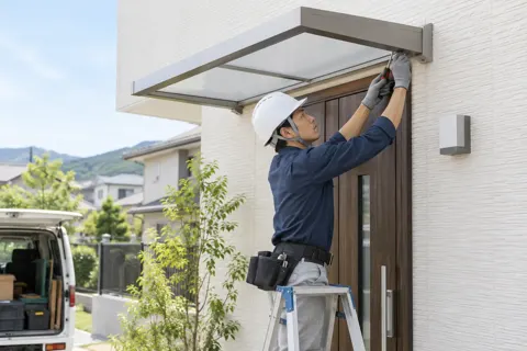 玄関のひさしを取り付ける職人（建築・建設その他の写真 No.59）