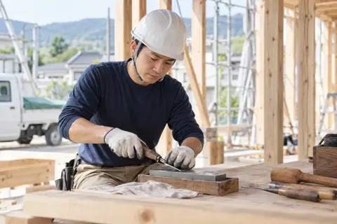 道具の手入れをする大工（建築・建設その他の写真 No.69）