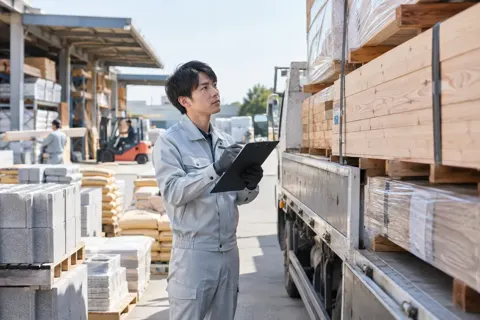 入ってきた資材の数を確かめる社員（建材・資材販売の写真 No.38）