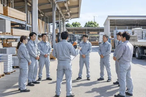 作業着の社員が並ぶ朝礼（建材・資材販売の写真 No.46）