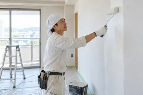 壁にペンキをローラーでぬる職人（内装・クロス・大工の写真 No.41）