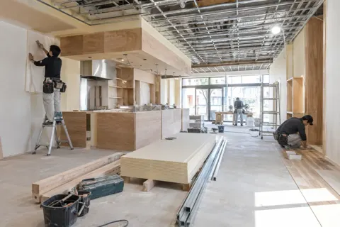 工事中の店舗の中の全体（内装・クロス・大工の写真 No.45）