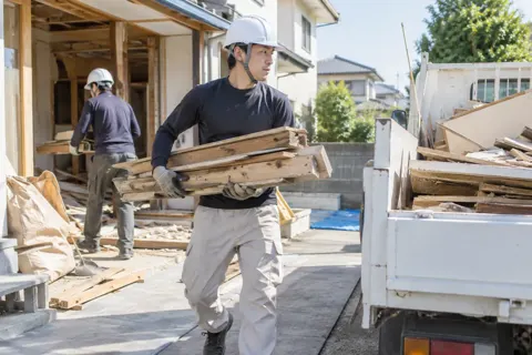 工事で出た廃材を運び出す職人（リフォーム・リノベーションの写真 No.44）