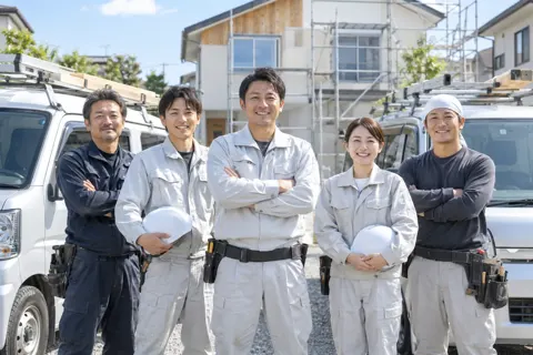 作業車の前に並んだ職人の集合写真（リフォーム・リノベーションの写真 No.48）