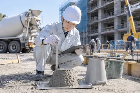 コンクリートの検査をする技術者（総合建設・ビル・マンション・店舗・工場の写真 No.42）