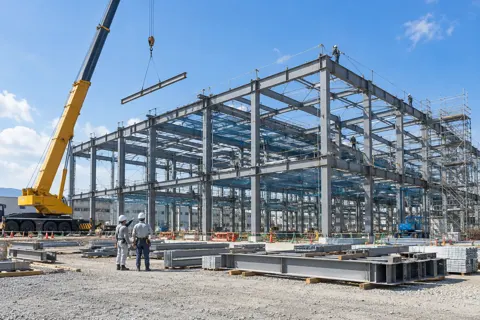 工場の建設で鉄骨が立ち上がった現場（総合建設・ビル・マンション・店舗・工場の写真 No.44）