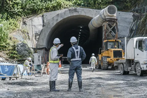 トンネルの工事の入口と作業員たち（総合建設・ビル・マンション・店舗・工場の写真 No.54）