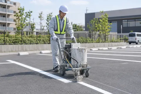 駐車場の白線を引く作業（総合建設・ビル・マンション・店舗・工場の写真 No.63）