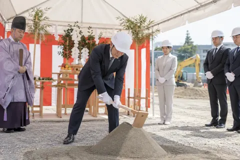 起工式でくわ入れをする関係者（総合建設・ビル・マンション・店舗・工場の写真 No.67）