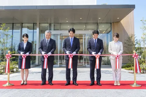 完成の式でテープを切る関係者（総合建設・ビル・マンション・店舗・工場の写真 No.68）