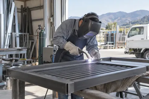 門のとびらを作る職人（鉄骨・板金・サッシ・専門工事の写真 No.58）