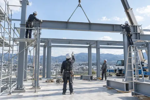 倉庫の鉄骨を現場で組む作業員たち（鉄骨・板金・サッシ・専門工事の写真 No.61）