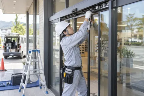 店舗の自動ドアを取り付ける職人（鉄骨・板金・サッシ・専門工事の写真 No.64）
