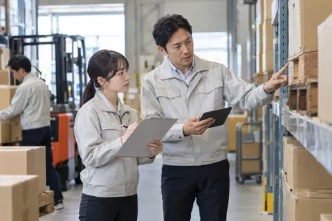 倉庫で在庫の数え方を教わる社員（経営・各種コンサルの写真 No.21）