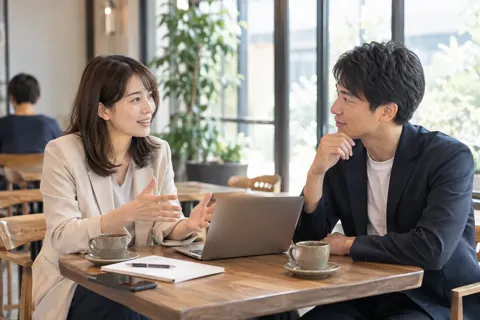 カフェで打ち合わせをする二人（経営・各種コンサルの写真 No.22）