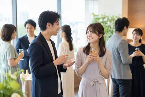 婚活パーティーで話をする参加者たち（結婚相談所・婚活の写真 No.19）